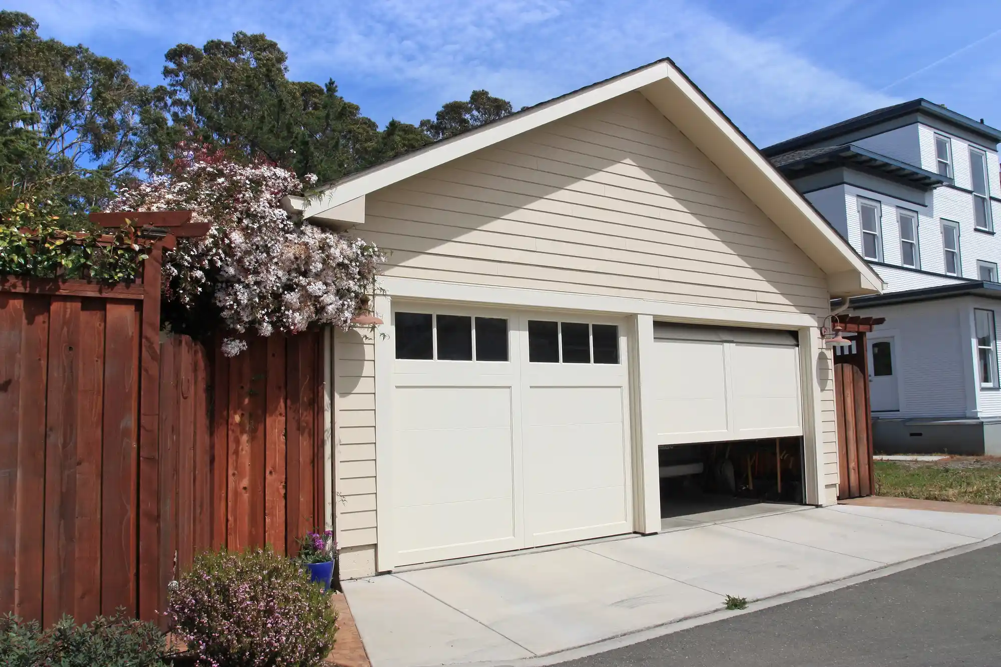 Garage door replacement project completed in Murray
